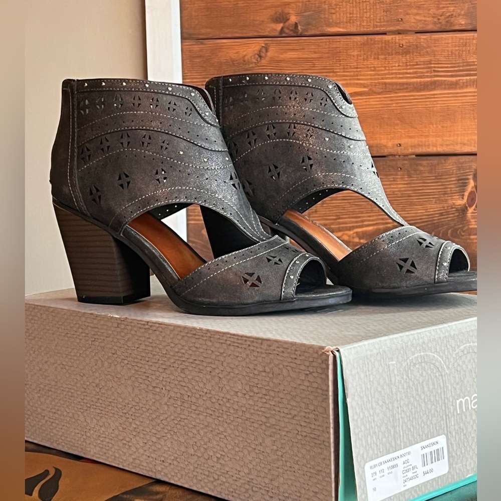 Maurice’s open toe bootie gray Size 10